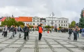 Tydzień o Przeciwdziałaniu Przemocy R&oacute;wieśniczej w kęckich szkołach - happening na kęckim Rynku 9