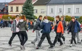 Tydzień o Przeciwdziałaniu Przemocy R&oacute;wieśniczej w kęckich szkołach - happening na kęckim Rynku 10