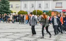 Tydzień o Przeciwdziałaniu Przemocy R&oacute;wieśniczej w kęckich szkołach - happening na kęckim Rynku 11