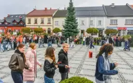 Tydzień o Przeciwdziałaniu Przemocy R&oacute;wieśniczej w kęckich szkołach - happening na kęckim Rynku 12