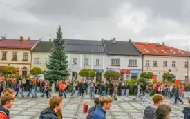 Tydzień o Przeciwdziałaniu Przemocy R&oacute;wieśniczej w kęckich szkołach - happening na kęckim Rynku 13