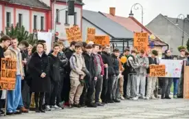 Tydzień o Przeciwdziałaniu Przemocy R&oacute;wieśniczej w kęckich szkołach - happening na kęckim Rynku 14