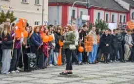 Tydzień o Przeciwdziałaniu Przemocy R&oacute;wieśniczej w kęckich szkołach - happening na kęckim Rynku 15