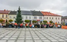 Tydzień o Przeciwdziałaniu Przemocy R&oacute;wieśniczej w kęckich szkołach - happening na kęckim Rynku 16