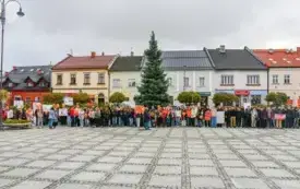 Tydzień o Przeciwdziałaniu Przemocy R&oacute;wieśniczej w kęckich szkołach - happening na kęckim Rynku 17