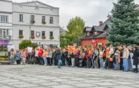 Tydzień o Przeciwdziałaniu Przemocy R&oacute;wieśniczej w kęckich szkołach - happening na kęckim Rynku 18