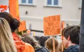 Tydzień o Przeciwdziałaniu Przemocy R&oacute;wieśniczej w kęckich szkołach - happening na kęckim Rynku 19