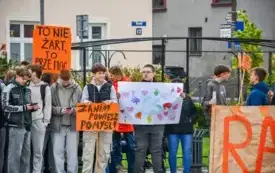 Tydzień o Przeciwdziałaniu Przemocy R&oacute;wieśniczej w kęckich szkołach - happening na kęckim Rynku 20