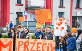 Tydzień o Przeciwdziałaniu Przemocy R&oacute;wieśniczej w kęckich szkołach - happening na kęckim Rynku 21