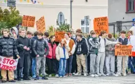 Tydzień o Przeciwdziałaniu Przemocy R&oacute;wieśniczej w kęckich szkołach - happening na kęckim Rynku 22