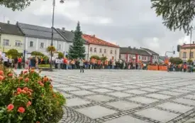 Tydzień o Przeciwdziałaniu Przemocy R&oacute;wieśniczej w kęckich szkołach - happening na kęckim Rynku 23