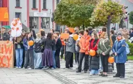 Tydzień o Przeciwdziałaniu Przemocy R&oacute;wieśniczej w kęckich szkołach - happening na kęckim Rynku 24