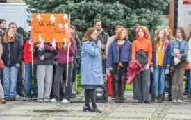 Tydzień o Przeciwdziałaniu Przemocy R&oacute;wieśniczej w kęckich szkołach - happening na kęckim Rynku 25