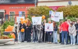 Tydzień o Przeciwdziałaniu Przemocy R&oacute;wieśniczej w kęckich szkołach - happening na kęckim Rynku 26