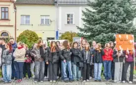 Tydzień o Przeciwdziałaniu Przemocy R&oacute;wieśniczej w kęckich szkołach - happening na kęckim Rynku 27