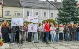 Tydzień o Przeciwdziałaniu Przemocy R&oacute;wieśniczej w kęckich szkołach - happening na kęckim Rynku 28