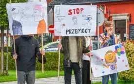 Tydzień o Przeciwdziałaniu Przemocy R&oacute;wieśniczej w kęckich szkołach - happening na kęckim Rynku 29
