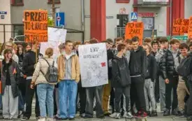 Tydzień o Przeciwdziałaniu Przemocy R&oacute;wieśniczej w kęckich szkołach - happening na kęckim Rynku 30