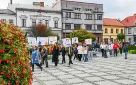 Tydzień o Przeciwdziałaniu Przemocy R&oacute;wieśniczej w kęckich szkołach - happening na kęckim Rynku 31