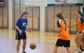 Zawody o Puchar Burmistrza w koszyk&oacute;wkę dla szk&oacute;ł podstawowych rozegrane 36