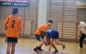 Zawody o Puchar Burmistrza w koszyk&oacute;wkę dla szk&oacute;ł podstawowych rozegrane 39