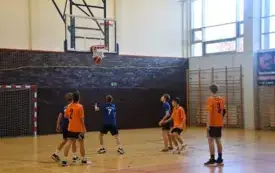 Zawody o Puchar Burmistrza w koszyk&oacute;wkę dla szk&oacute;ł podstawowych rozegrane 41