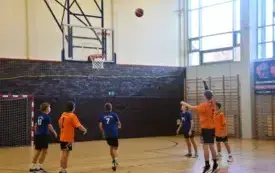 Zawody o Puchar Burmistrza w koszyk&oacute;wkę dla szk&oacute;ł podstawowych rozegrane 43