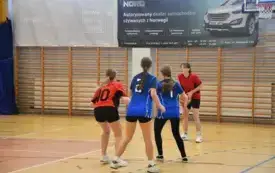 Zawody o Puchar Burmistrza w koszyk&oacute;wkę dla szk&oacute;ł podstawowych rozegrane 78