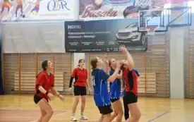 Zawody o Puchar Burmistrza w koszyk&oacute;wkę dla szk&oacute;ł podstawowych rozegrane 79