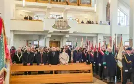 Uroczyste obchody Święta Niepodległości na kęckim Rynku 5