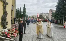 Uroczyste obchody Święta Niepodległości na kęckim Rynku 11