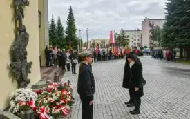 Uroczyste obchody Święta Niepodległości na kęckim Rynku 12