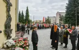 Uroczyste obchody Święta Niepodległości na kęckim Rynku 15