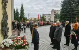 Uroczyste obchody Święta Niepodległości na kęckim Rynku 16