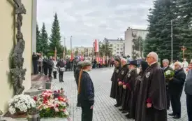 Uroczyste obchody Święta Niepodległości na kęckim Rynku 17