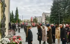 Uroczyste obchody Święta Niepodległości na kęckim Rynku 19
