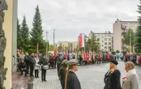 Uroczyste obchody Święta Niepodległości na kęckim Rynku 22