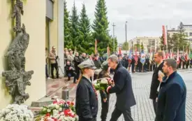 Uroczyste obchody Święta Niepodległości na kęckim Rynku 23