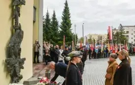 Uroczyste obchody Święta Niepodległości na kęckim Rynku 24