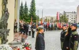 Uroczyste obchody Święta Niepodległości na kęckim Rynku 25
