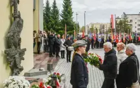 Uroczyste obchody Święta Niepodległości na kęckim Rynku 26