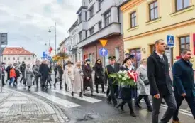 Uroczyste obchody Święta Niepodległości na kęckim Rynku 39