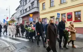 Uroczyste obchody Święta Niepodległości na kęckim Rynku 40