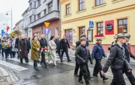 Uroczyste obchody Święta Niepodległości na kęckim Rynku 41