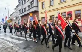 Uroczyste obchody Święta Niepodległości na kęckim Rynku 45