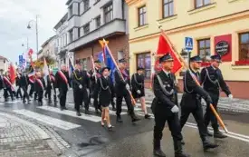 Uroczyste obchody Święta Niepodległości na kęckim Rynku 48