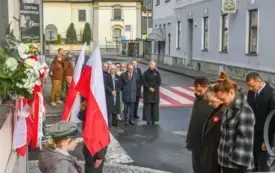 Uroczyste obchody Święta Niepodległości na kęckim Rynku 61