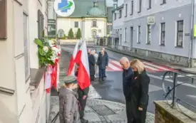 Uroczyste obchody Święta Niepodległości na kęckim Rynku 64