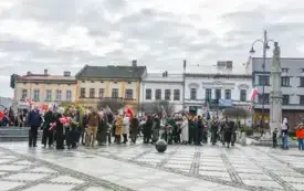 Uroczyste obchody Święta Niepodległości na kęckim Rynku 70