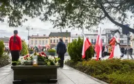 Uroczyste obchody Święta Niepodległości na kęckim Rynku 71